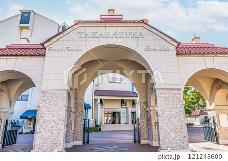 兵庫県宝塚市　宝塚歌劇団の本拠地　宝塚大劇場・宝塚バウホール入り口 121248600