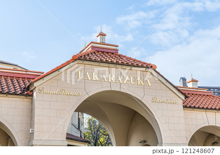 兵庫県宝塚市 宝塚歌劇団の本拠地 宝塚大劇場・宝塚バウホール入り口 兵庫県宝塚市 宝塚歌劇団の本拠地 宝塚大劇場・宝塚バウホール入り口 121248607