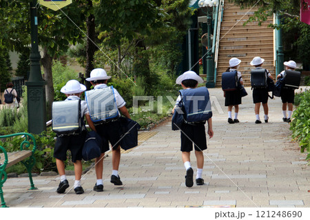 小学生の通学路 小学生の通学路 121248690