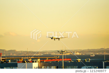 羽田空港への着陸：夕日を浴びて滑走路へ 121248977