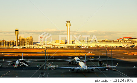 夕暮れの羽田空港：航空機と管制塔の美しいシルエット 121248979