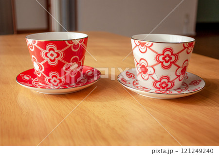 紅白 ペアの湯呑み茶碗 お祝い 紅白 ペアの湯呑み茶碗 お祝い 121249240