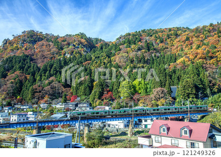 秋の山寺 121249326