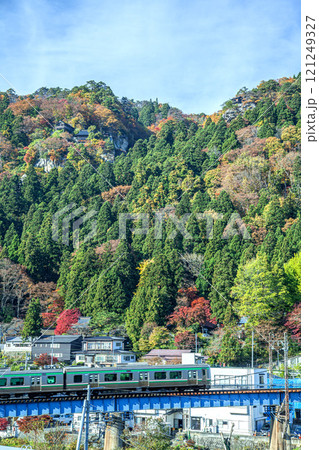 秋の山寺 121249327