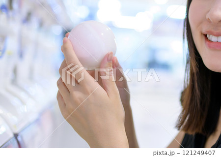 カプセルトイを回す若い女性　ガチャ　トリミングアップ 121249407