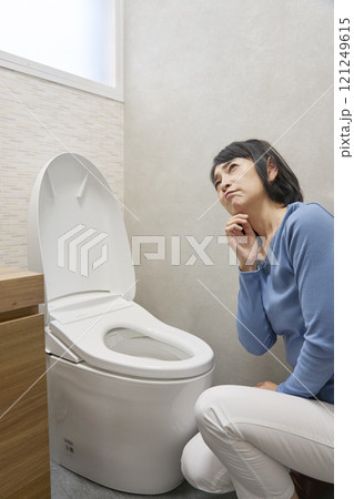トイレで考える女性 トイレで考える女性 121249615