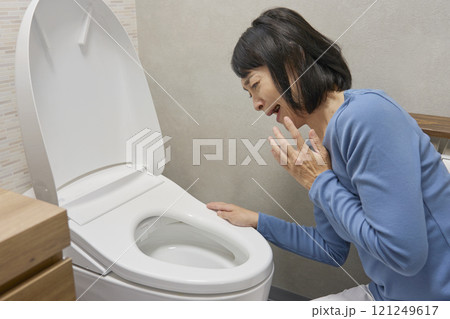 トイレで困る女性 トイレで困る女性 121249617