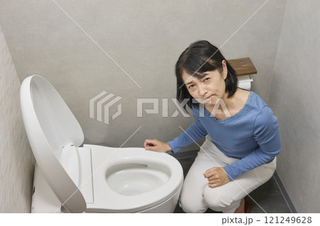 トイレの故障に悩む女性　カメラ目線 121249628