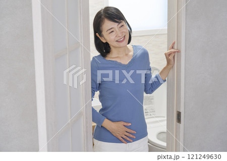 お通じがあって嬉しい女性 121249630