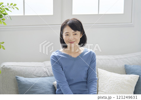 女性　50代　ポートレート　リビング 121249631