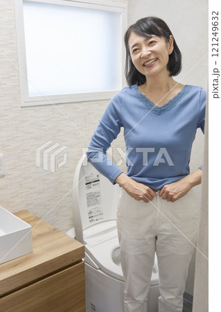 お通じがあって嬉しい女性 121249632