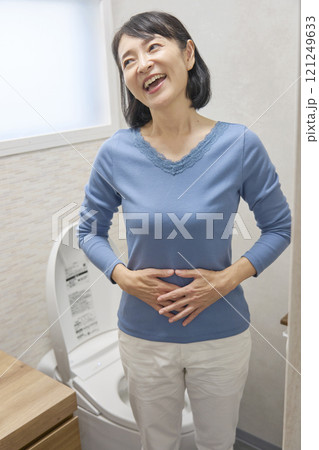 お通じがあって嬉しい女性 121249633