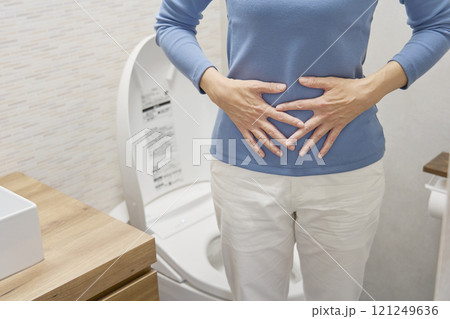 女性　排便　顔無し 121249636