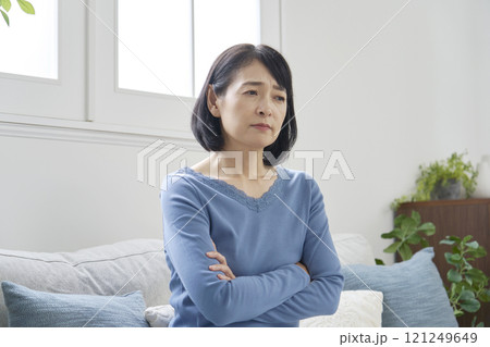 女性　50代　更年期障害　リビング 121249649