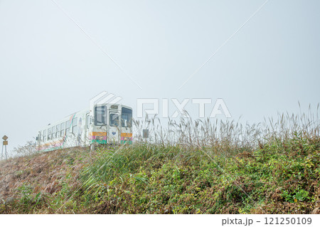 霧のローカル電車 121250109