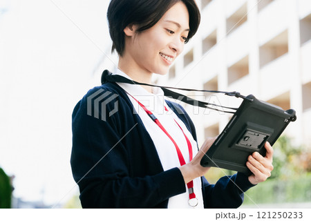 タブレットを持つ医療スタッフの女性 121250233