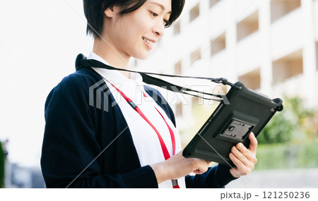 タブレットを持つ医療スタッフの女性 121250236