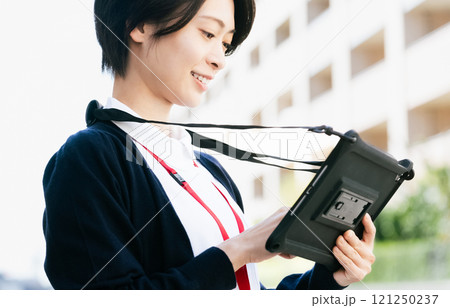 タブレットを持つ医療スタッフの女性 タブレットを持つ医療スタッフの女性 121250237