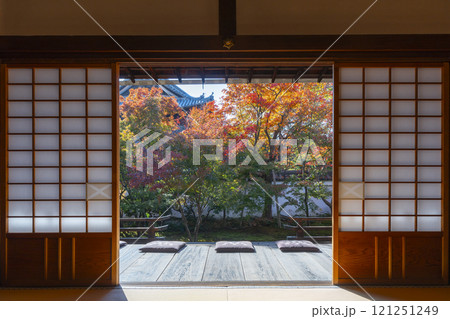 秋の京都　西陣興聖寺　紅葉が美しい方丈前庭園 121251249