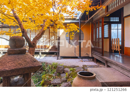 秋の京都　西陣興聖寺　紅葉に包まれた降り蹲踞 121251266