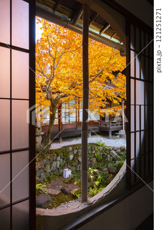 秋の京都　西陣興聖寺　紅葉に包まれた降り蹲踞 121251271