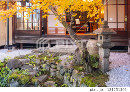 秋の京都　西陣興聖寺　紅葉に包まれた降り蹲踞 121251303