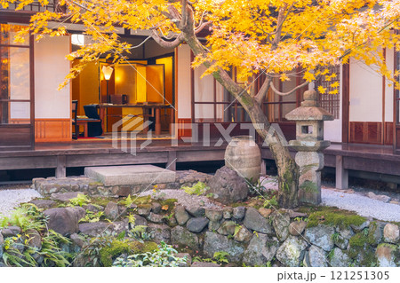 秋の京都　西陣興聖寺　紅葉に包まれた降り蹲踞 121251305