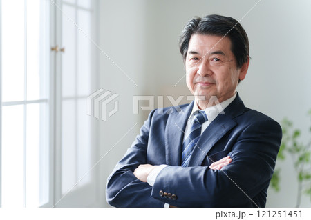 オフィスで働くビジネスマン男性 オフィスで働くビジネスマン男性 121251451