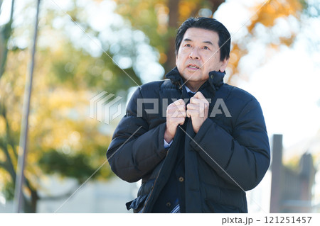 通勤するビジネスマン(営業・外回り・秋冬・上着・コート) 通勤するビジネスマン(営業・外回り・秋冬・上着・コート) 121251457