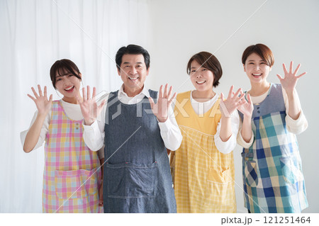 笑顔の保育園の保育士たち複数人 笑顔の保育園の保育士たち複数人 121251464