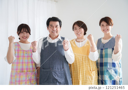 笑顔の保育園の保育士たち複数人 笑顔の保育園の保育士たち複数人 121251465