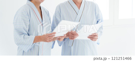 人間ドッグを受ける夫婦（健康診断・医療・患者） 121251466