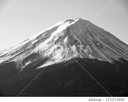 河口湖畔大石公園より眺める2024年1月1日の富士山 河口湖畔大石公園より眺める2024年1月1日の富士山 121251691