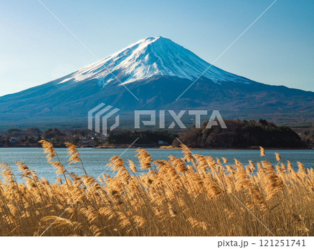 河口湖畔大石公園より眺める2024年1月1日の富士山 河口湖畔大石公園より眺める2024年1月1日の富士山 121251741