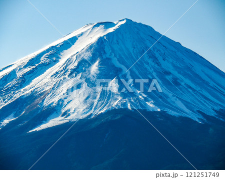 河口湖畔大石公園より眺める2024年1月1日の富士山 河口湖畔大石公園より眺める2024年1月1日の富士山 121251749