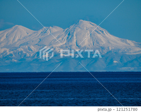 釧網線北浜駅から眺める知床連山 121251780