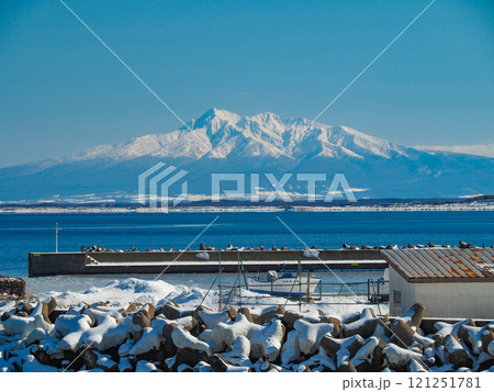釧網線北浜駅から眺める知床連山 121251781