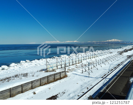 釧網線北浜駅から眺める知床連山 121251787