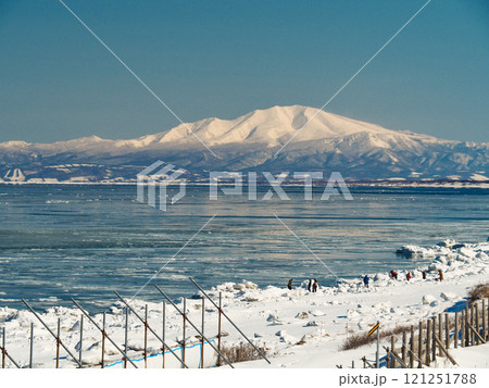 釧網線北浜駅から眺める知床連山 121251788
