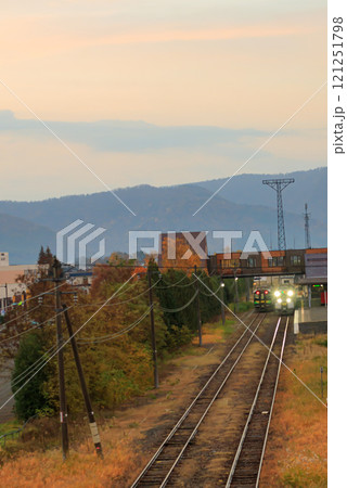 北海道の寒い朝に出発するローカル線始発電車 121251798