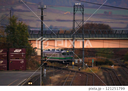 北海道の寒い朝に出発するローカル線始発電車 北海道の寒い朝に出発するローカル線始発電車 121251799
