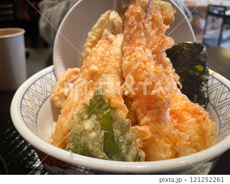 揚げたての天ぷらが乗った天丼 揚げたての天ぷらが乗った天丼 121252261