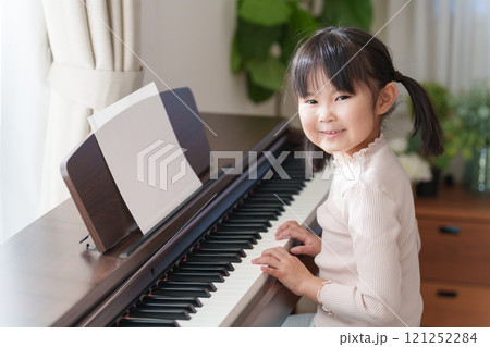 ピアノの練習をする子供 ピアノの練習をする子供 121252284