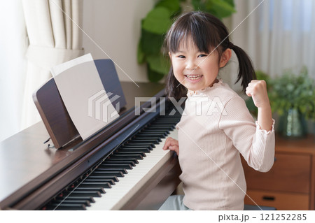 ピアノの練習をする子供 121252285