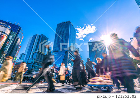 日本の東京都市景観 師走…朝の日差し…大混雑する渋谷スクランブル交差点…新時代に幸あれ=7日、渋谷 日本の東京都市景観 師走…朝の日差し…大混雑する渋谷スクランブル交差点…新時代に幸あれ=7日、渋谷 121252302