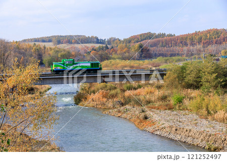 紅葉の鉄橋を渡るノロッコ号 紅葉の鉄橋を渡るノロッコ号 121252497