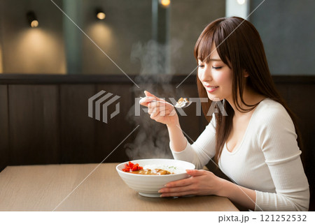 カレーライスを食べる若い女性 カレーライスを食べる若い女性 121252532