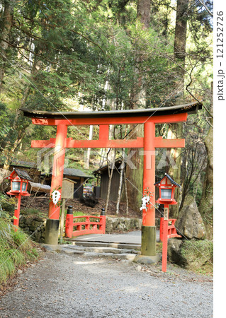 京都　貴船神社　奥宮参道の鳥居（思ひ川） 121252726