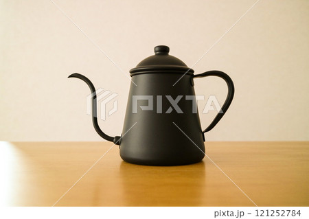 注ぎ口の細いコーヒーポット 121252784