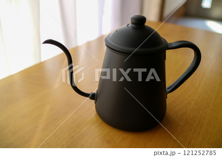 注ぎ口の細いコーヒーポット 注ぎ口の細いコーヒーポット 121252785